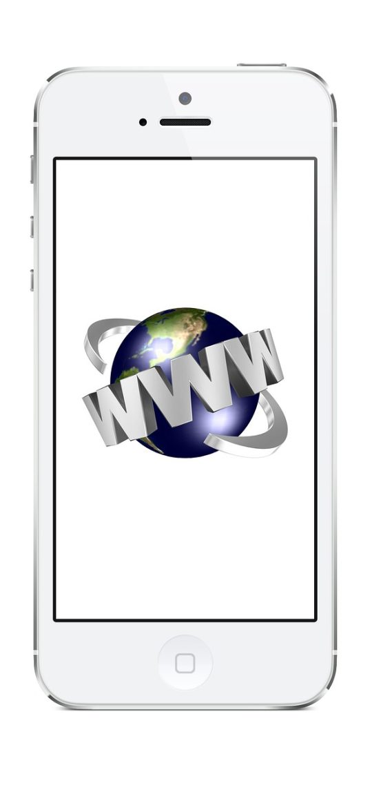 www.jmcomicapp.com App 阅读界面，竖屏翻页排版，底部有进度条与夜间模式切换按钮，画面安静柔和